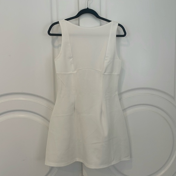 White dress - Picture 2 of 4